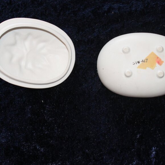 Vintage- Porclain Trinket Box  Rose accent on top - Picture 4 of 4